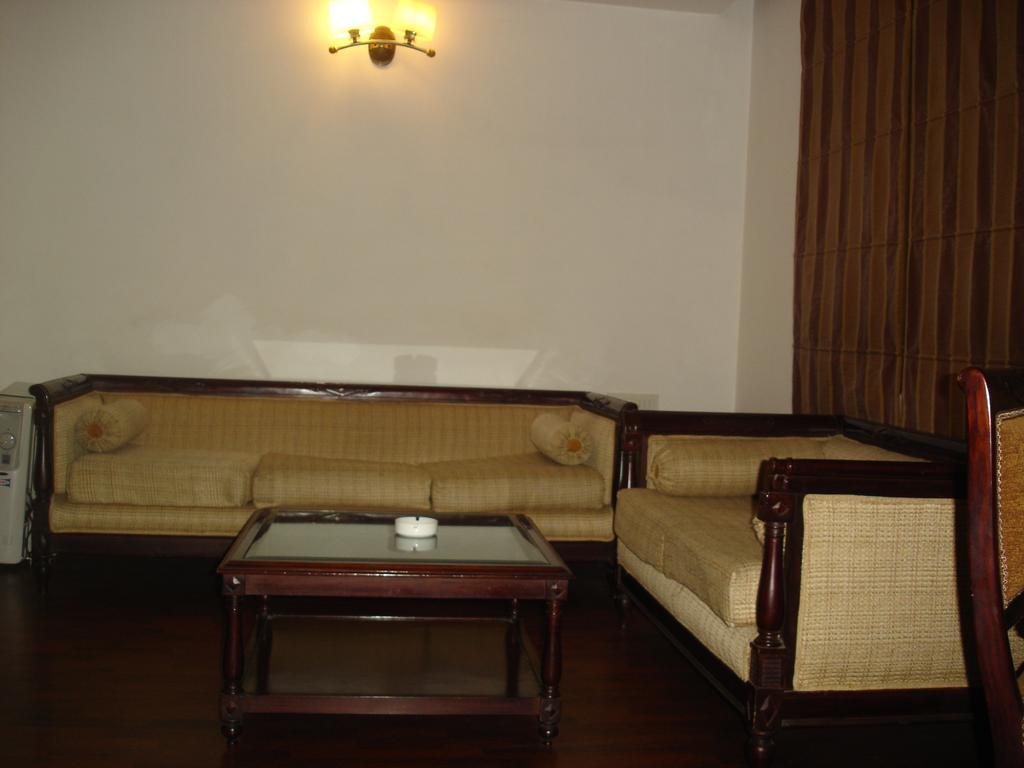 Hotel J's 2*