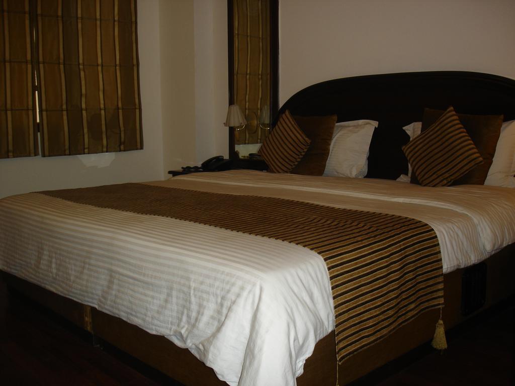 J's Hotel 2*